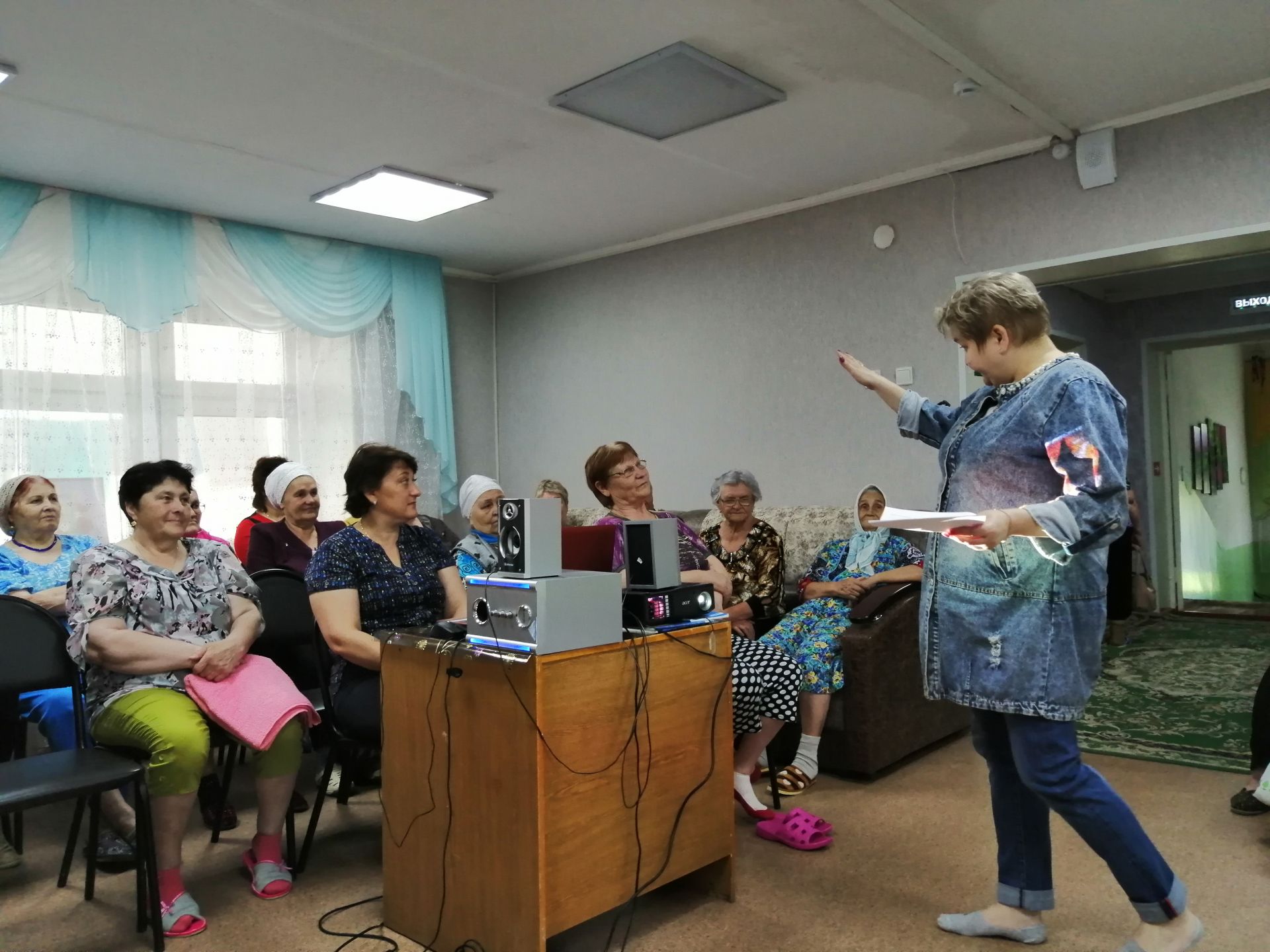 Волонтеры совместно с сотрудниками полиции проводят профилактические акции среди пожилого населения