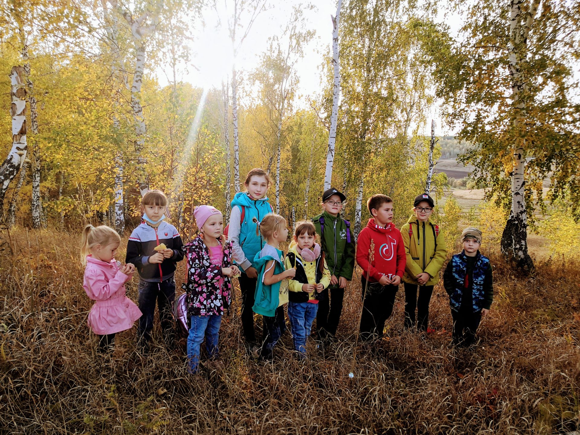 Бөгелмә районының Иске Сумароково күпфункцияле үзәге хезмәткәрләре көзге урманга экскурсия оештырдылар