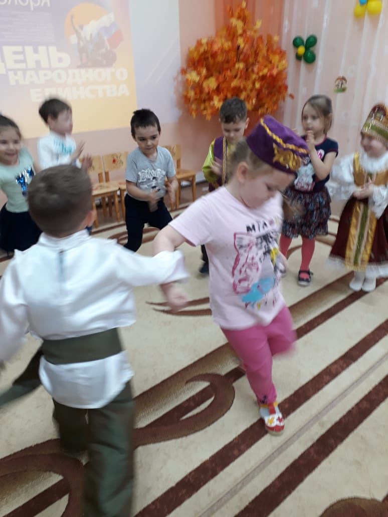 Ребята из детского сада "Искорка" узнали историю возникновения Дня народного единства