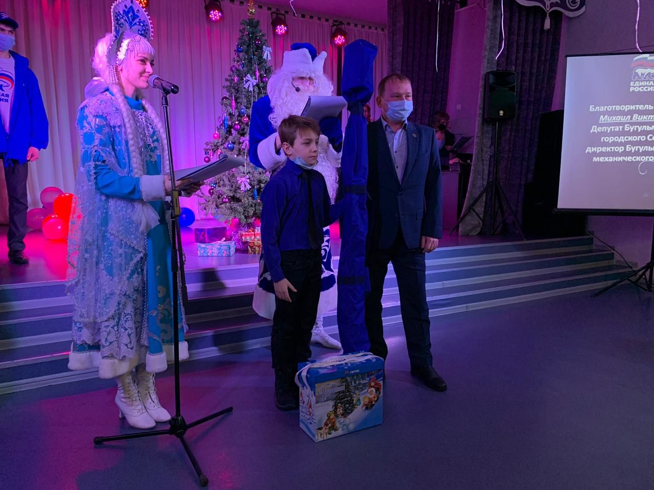 Сегодня в Бугульме прошла благотворительная акция "Дед Мороз -ЕДИНОРОСС"