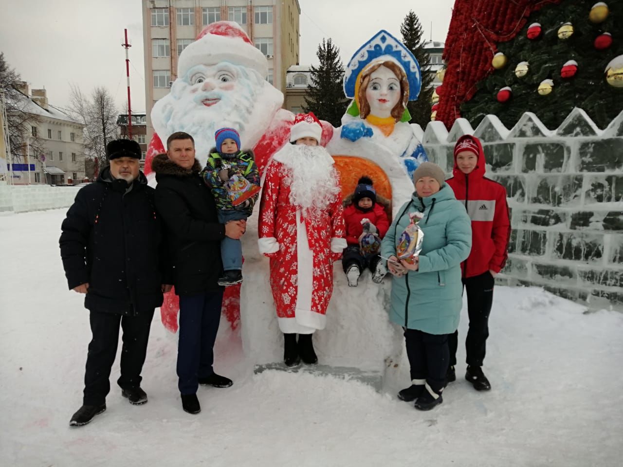 Полицейские Бугульмы поздравили детей с наступающим Новым годом (ВИДЕО)