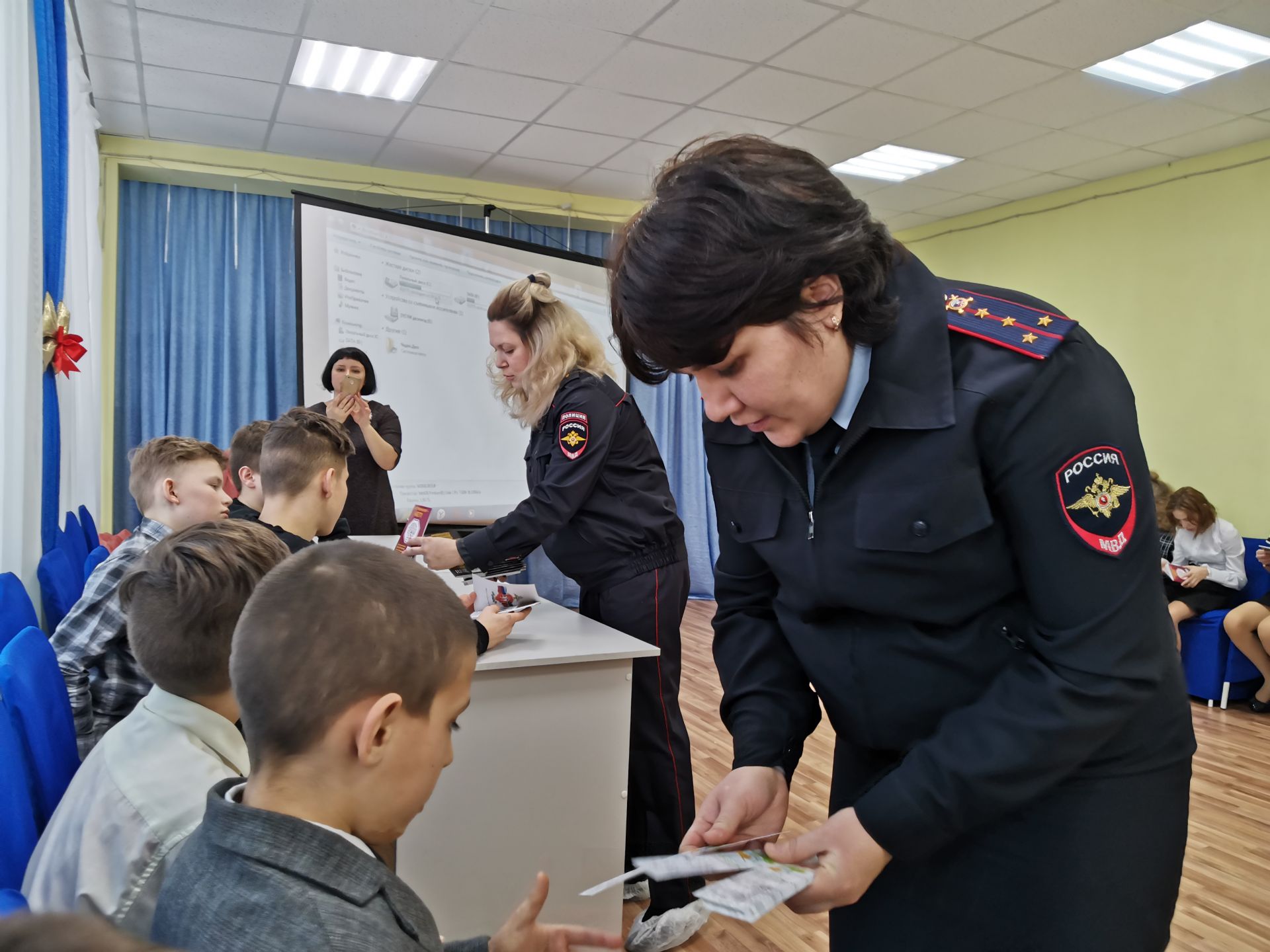 В рамках "Недели мужества" сотрудники полиции посетили бугульминский социальный приют «Ялкын»