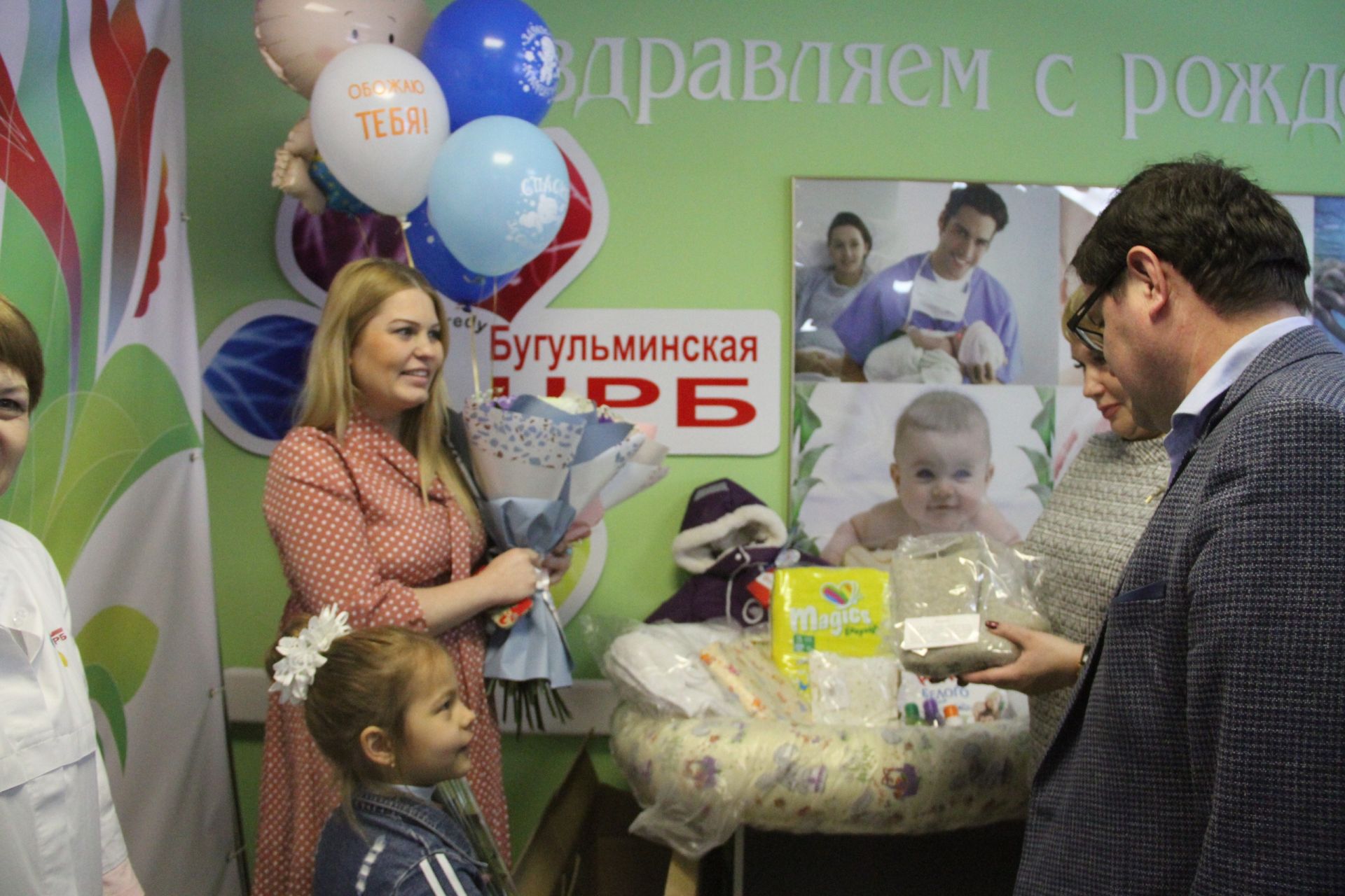 Один из подарочных комплектов в Бугульминском родильном доме вручен в торжественной обстановке