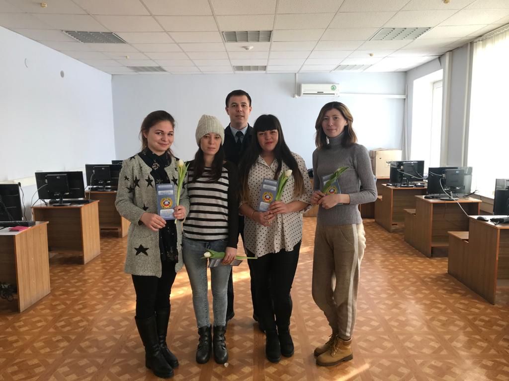 Госавтоинспекторы и «Русское Радио - Бугульма» поздравили женщин с 8 марта