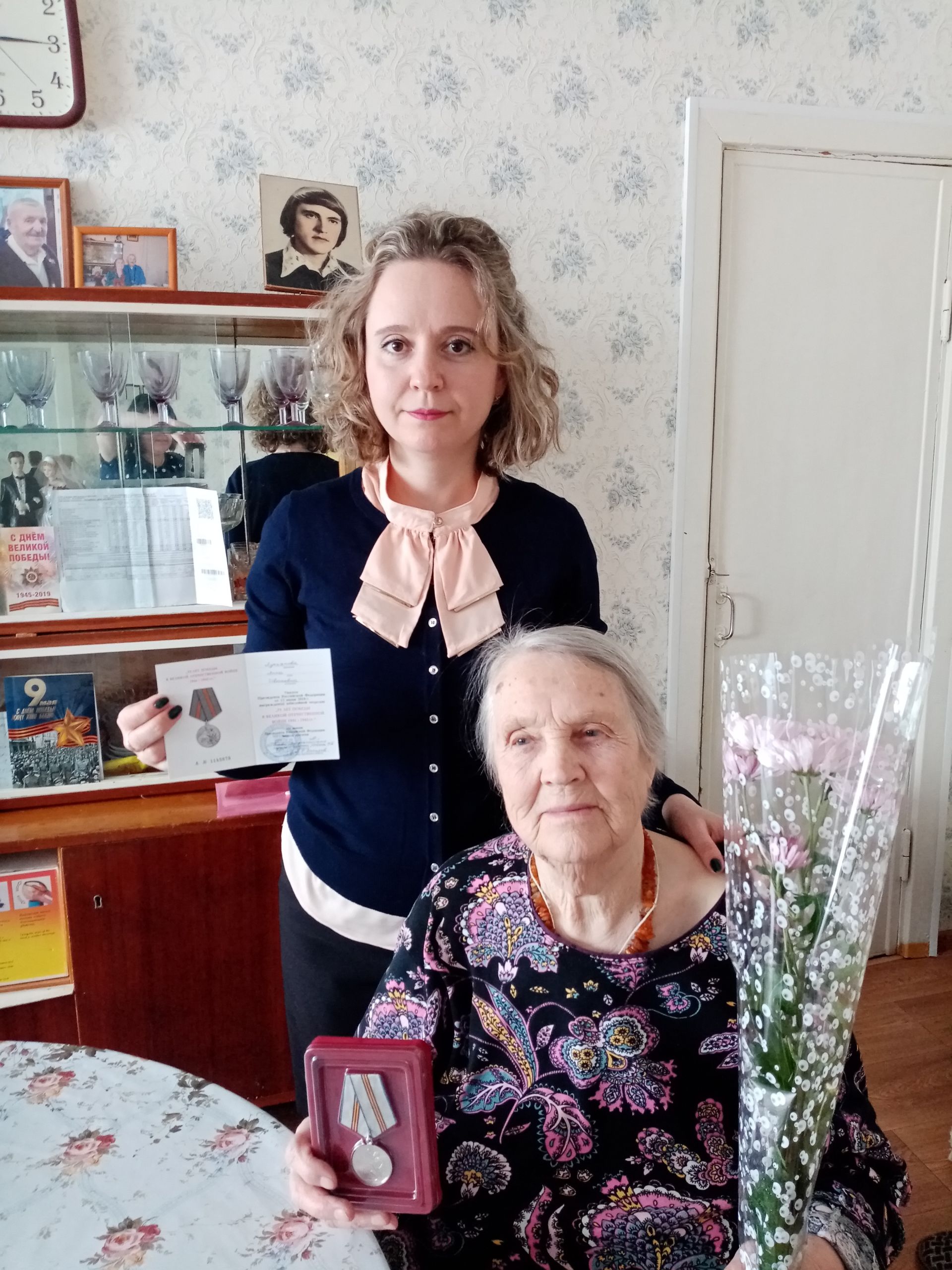 Жителям Бугульмы продолжают вручать медали к 75-летию Победы