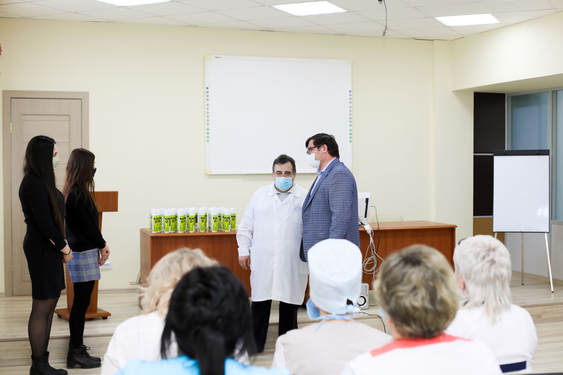 Бөгелмә медицина хезмәткәрләре һәм полиция хезмәткәрләре бушлай антисептиклар алдылар.