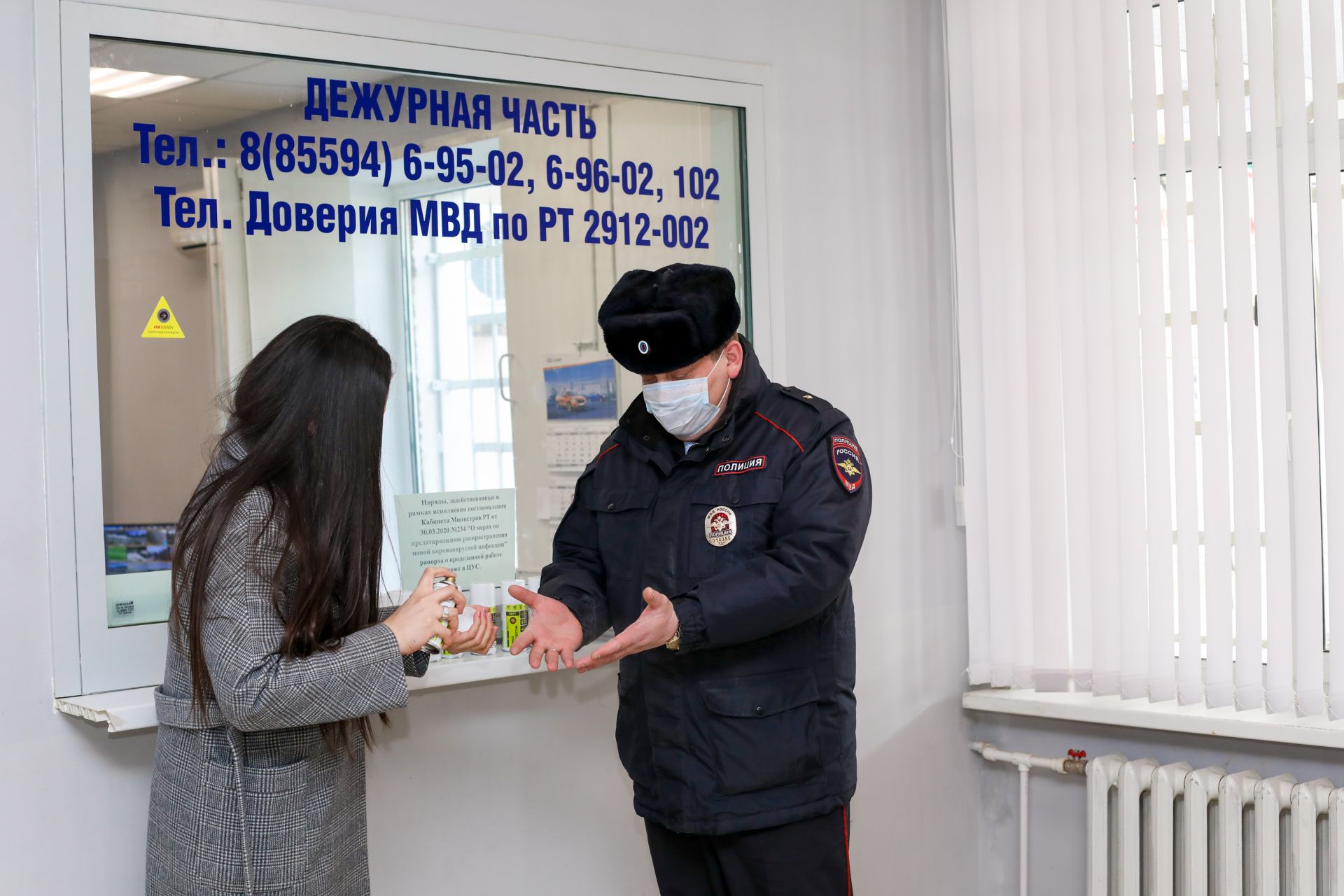 Бөгелмә медицина хезмәткәрләре һәм полиция хезмәткәрләре бушлай антисептиклар алдылар.