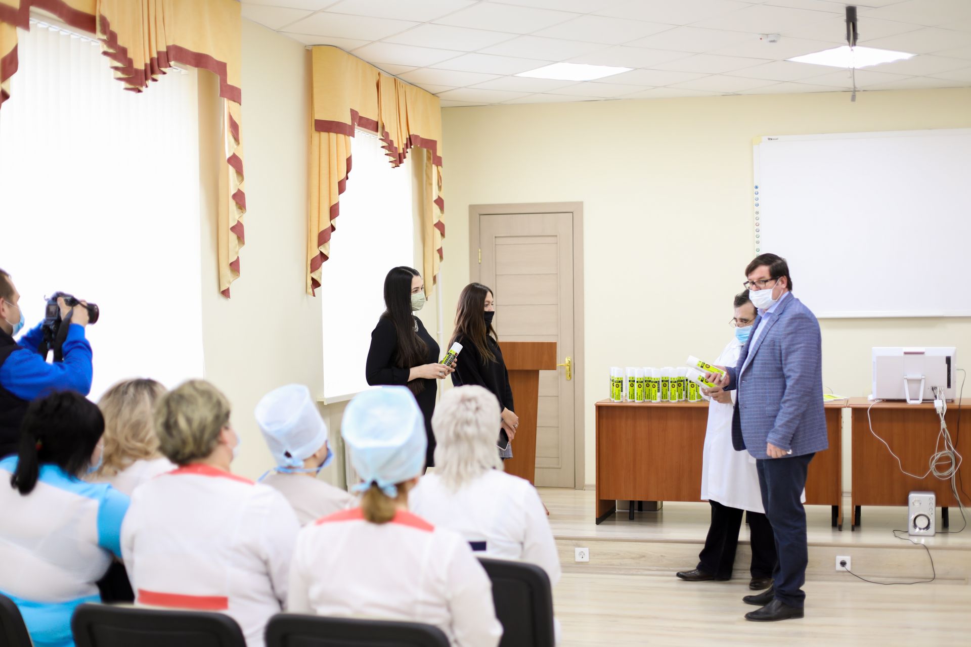 Бөгелмә медицина хезмәткәрләре һәм полиция хезмәткәрләре бушлай антисептиклар алдылар.