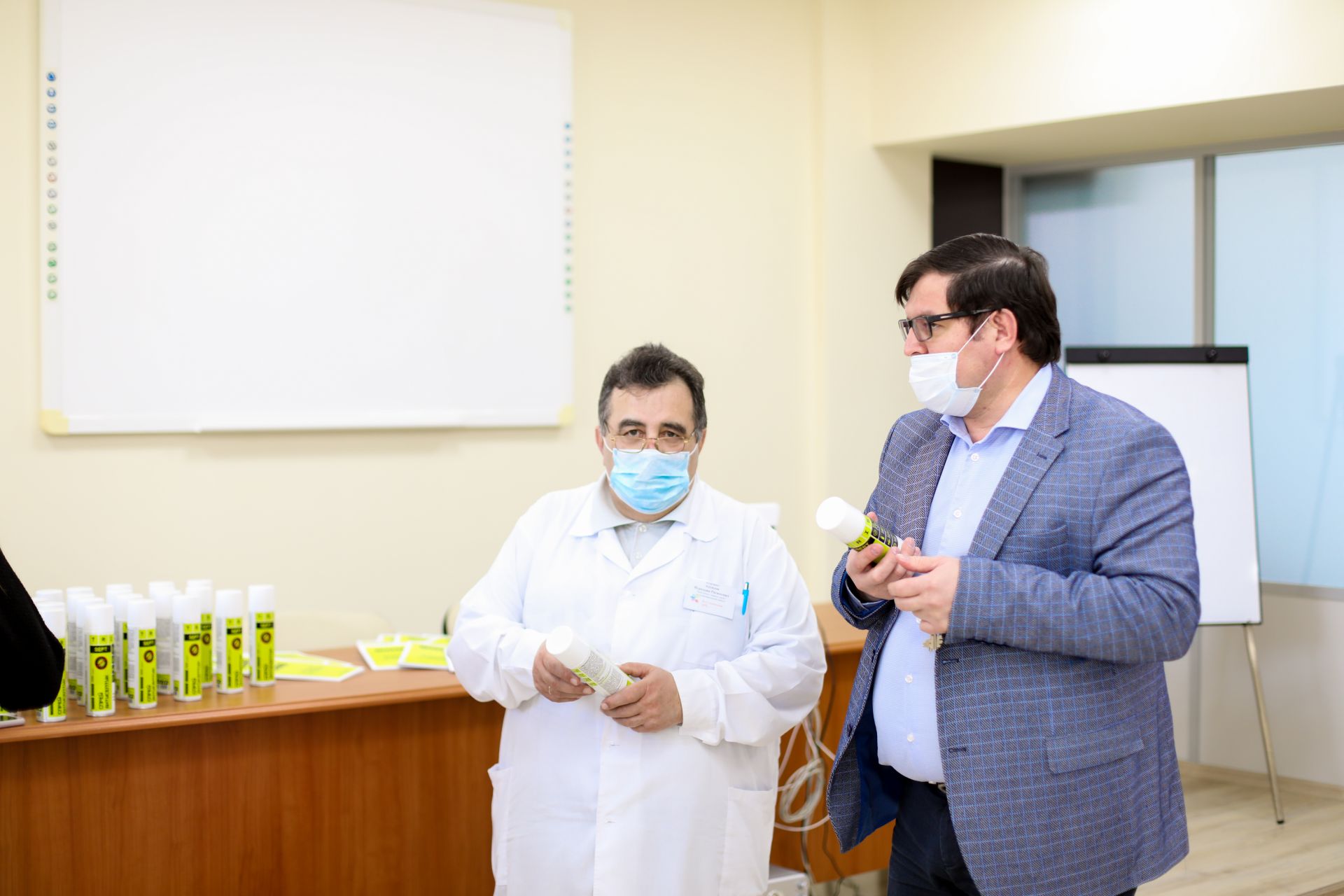 Бөгелмә медицина хезмәткәрләре һәм полиция хезмәткәрләре бушлай антисептиклар алдылар.
