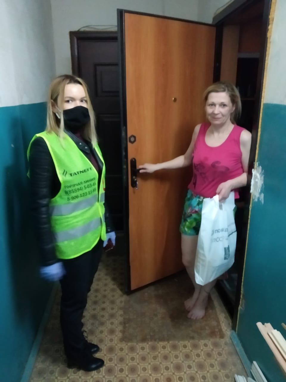 Бөгелмә волонтерлары өлкән яшьтәге шәһәрдәшләргә көн саен ярдәм итәләр.