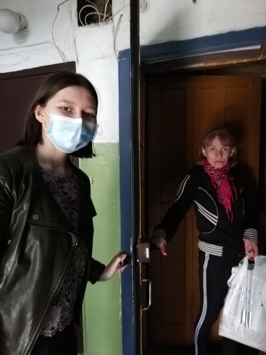 Бөгелмә волонтерлары өлкән яшьтәге шәһәрдәшләргә көн саен ярдәм итәләр.