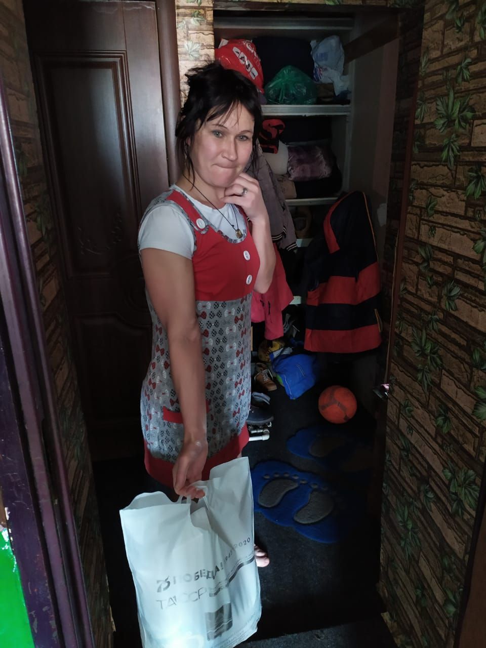 Бөгелмә волонтерлары өлкән яшьтәге шәһәрдәшләргә көн саен ярдәм итәләр.