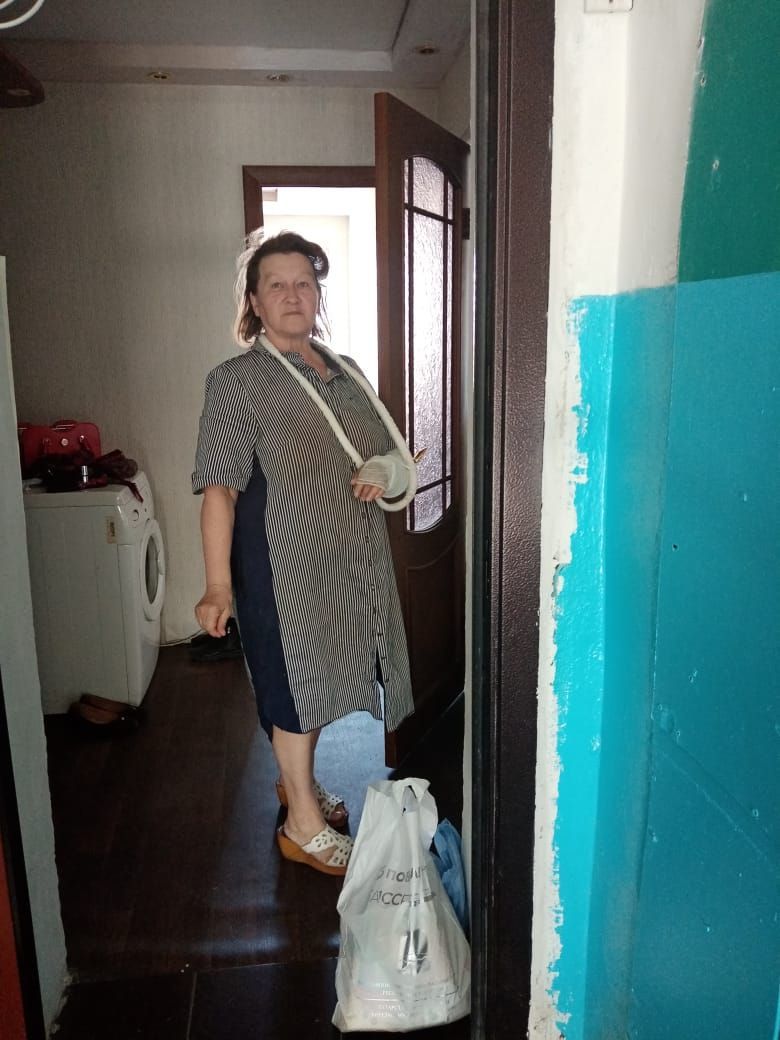 Бөгелмә волонтерлары өлкән яшьтәге шәһәрдәшләргә көн саен ярдәм итәләр.