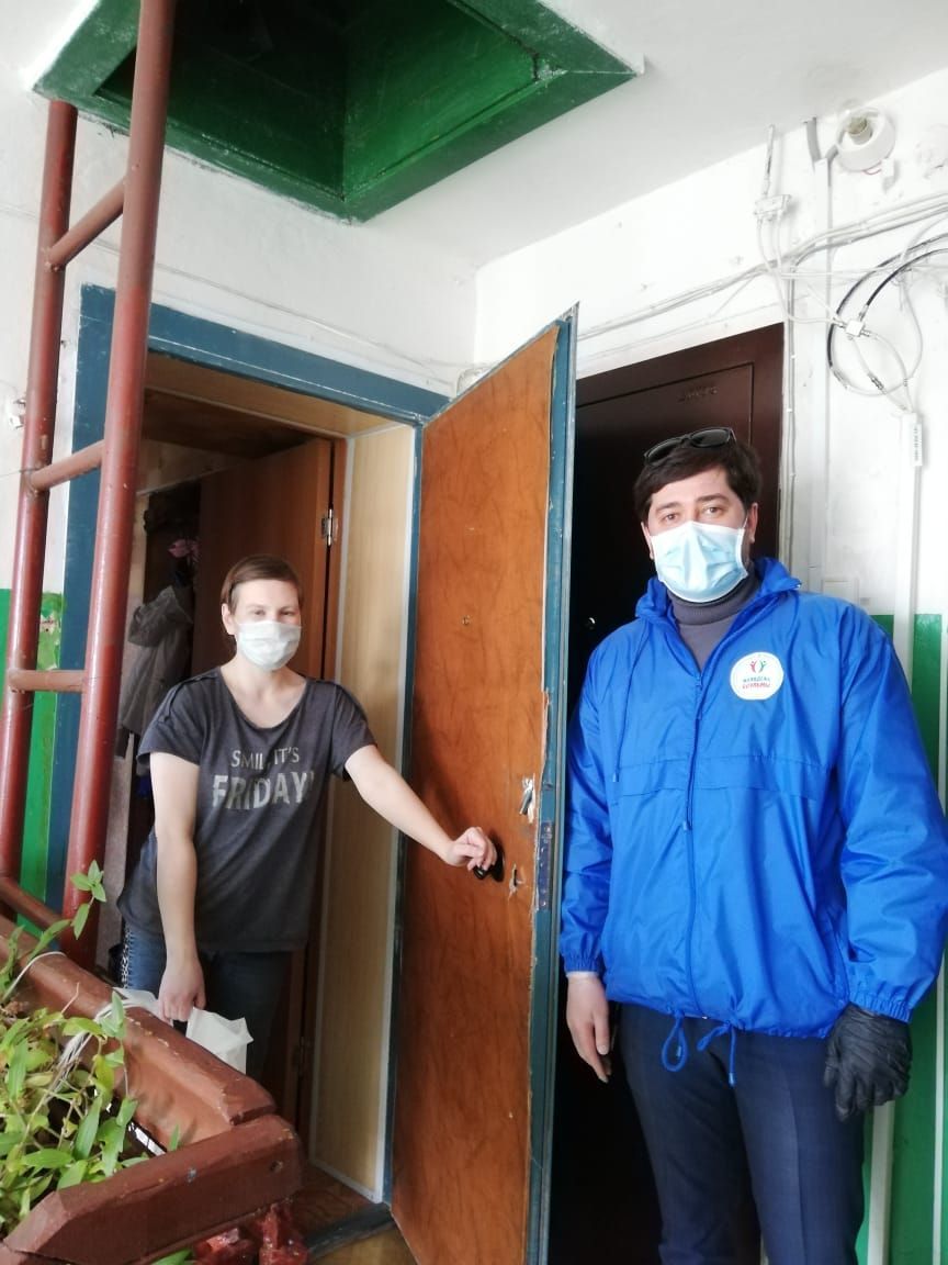 Бөгелмә волонтерлары өлкән яшьтәге шәһәрдәшләргә көн саен ярдәм итәләр.