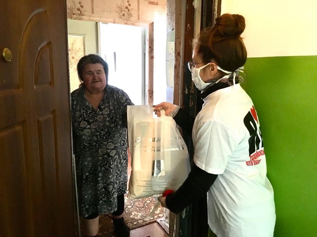 Бөгелмә волонтерлары өлкән яшьтәге шәһәрдәшләргә көн саен ярдәм итәләр.