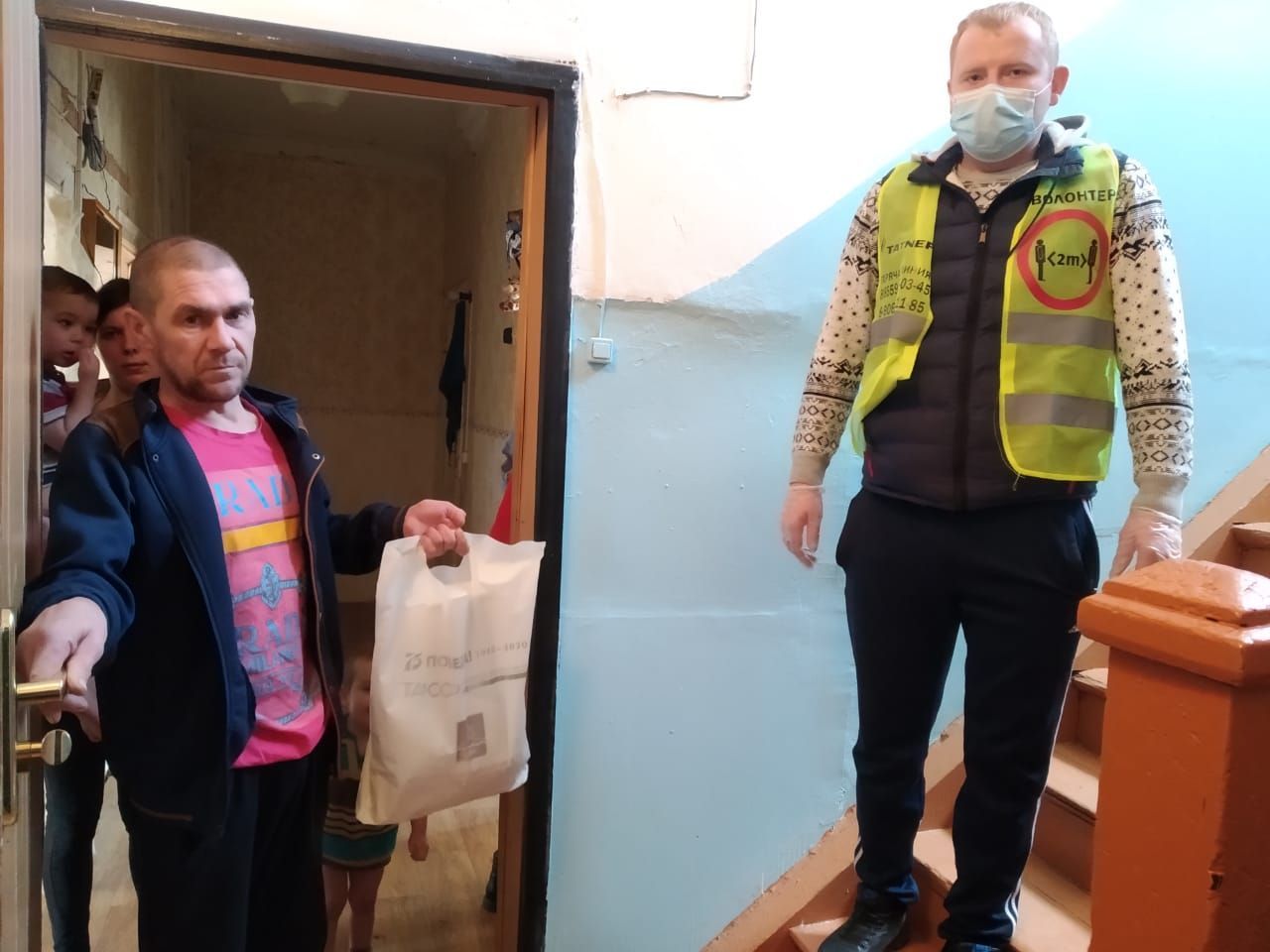 Бөгелмә волонтерлары өлкән яшьтәге шәһәрдәшләргә көн саен ярдәм итәләр.