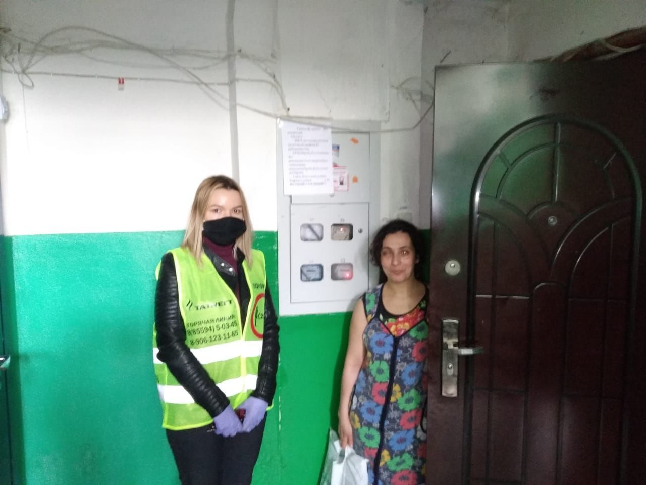 Бөгелмә волонтерлары өлкән яшьтәге шәһәрдәшләргә көн саен ярдәм итәләр.
