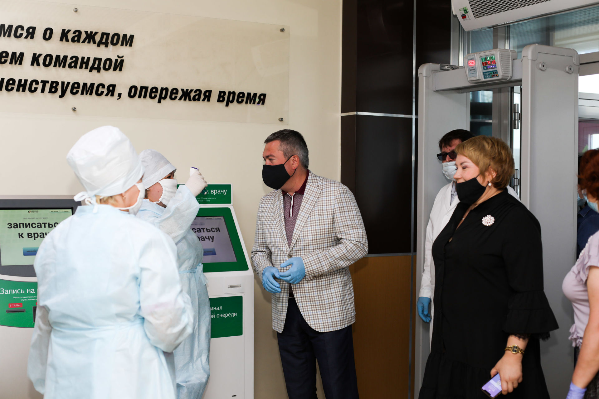 Линар Закиров Бөгелмәнең медицина хезмәткәрләрен якынлашып килүче бәйрәм белән котлады