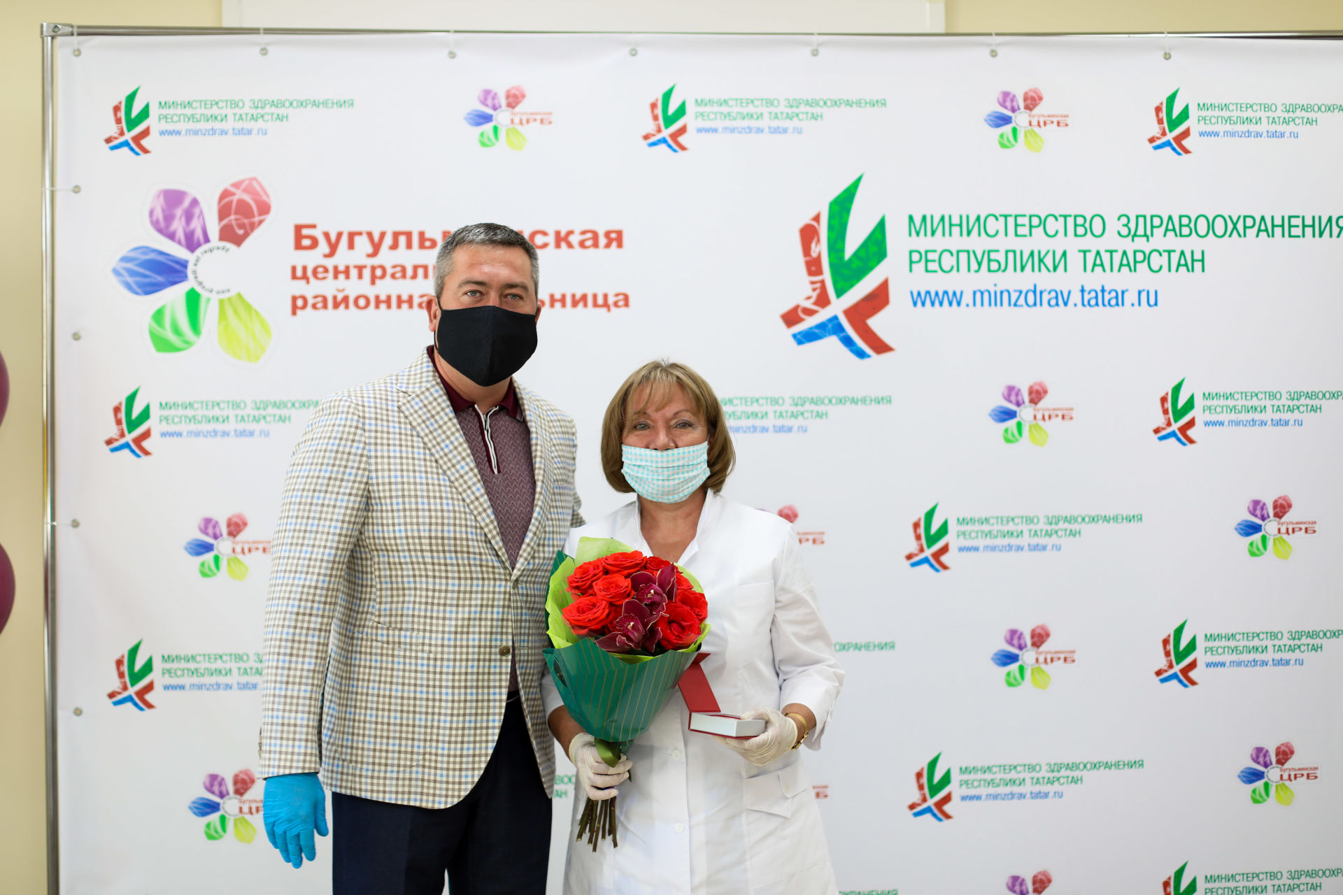 Линар Закиров Бөгелмәнең медицина хезмәткәрләрен якынлашып килүче бәйрәм белән котлады