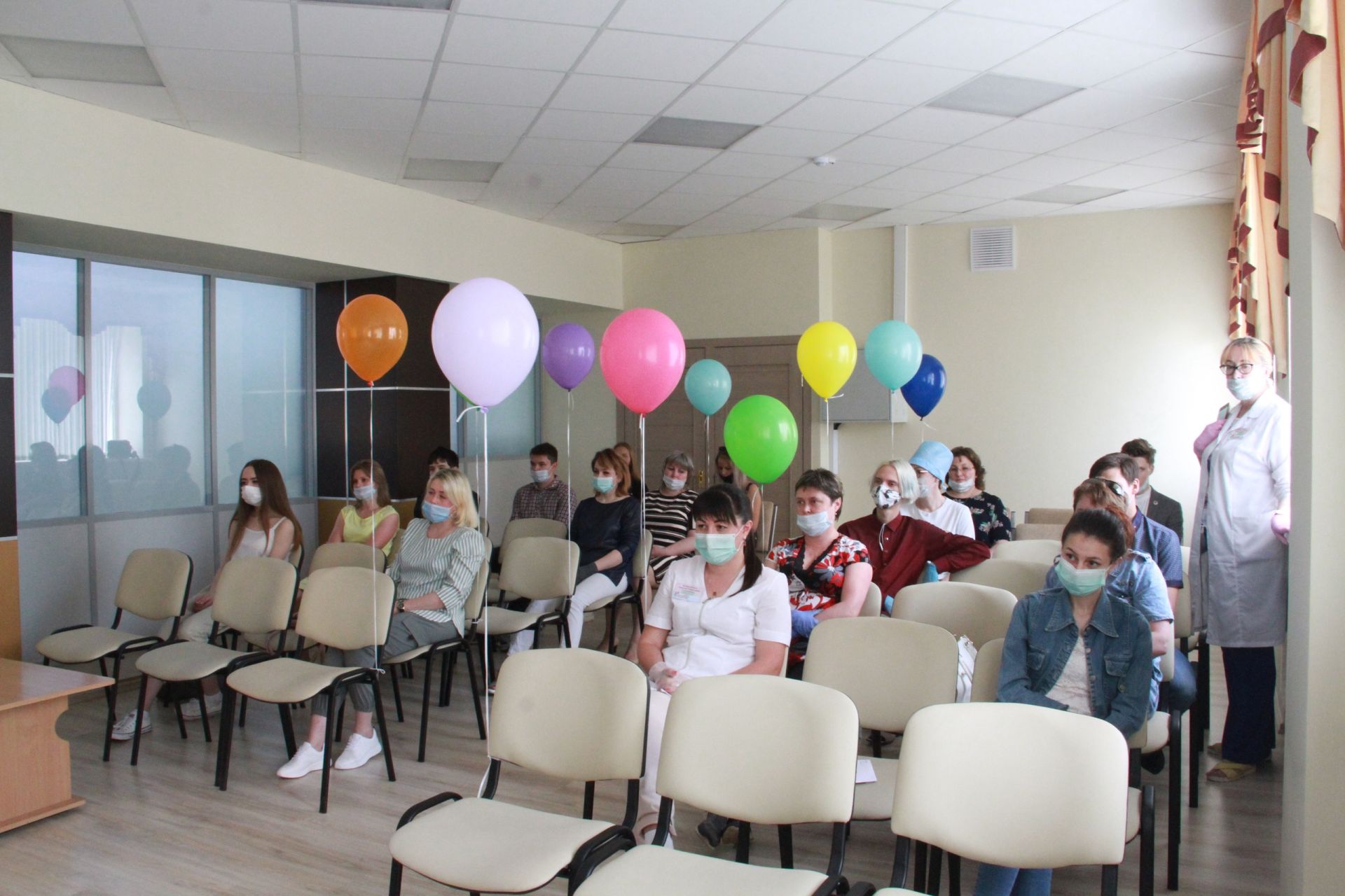 "Бөгелмә Район үзәк хастаханәсе» баш табибы медицина хезмәткәрләренең мәктәпне тәмамлаучы балаларын мәктәпне тәмамлау белән котлады