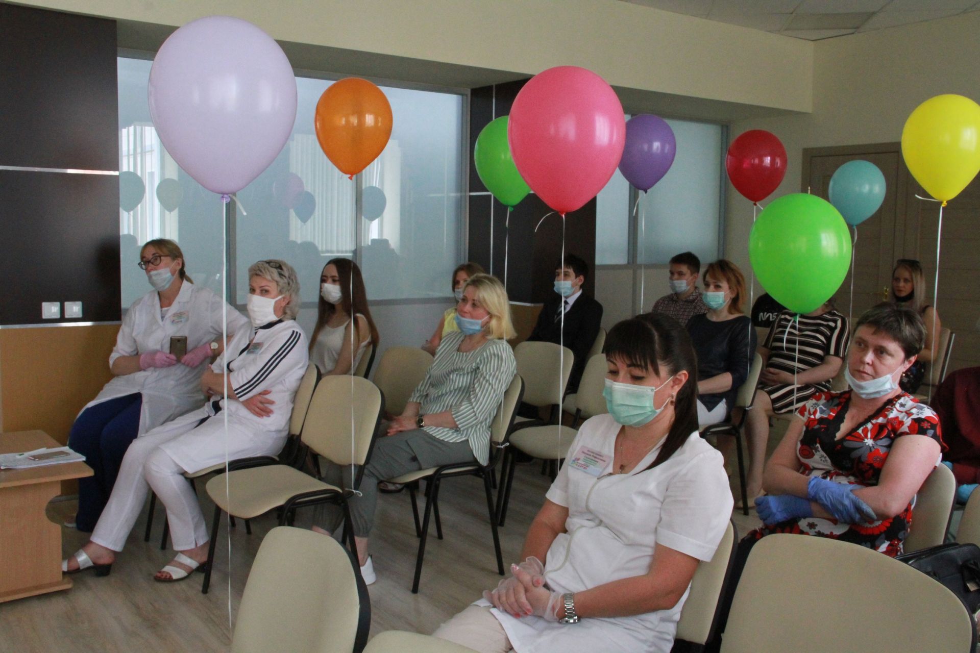 "Бөгелмә Район үзәк хастаханәсе» баш табибы медицина хезмәткәрләренең мәктәпне тәмамлаучы балаларын мәктәпне тәмамлау белән котлады