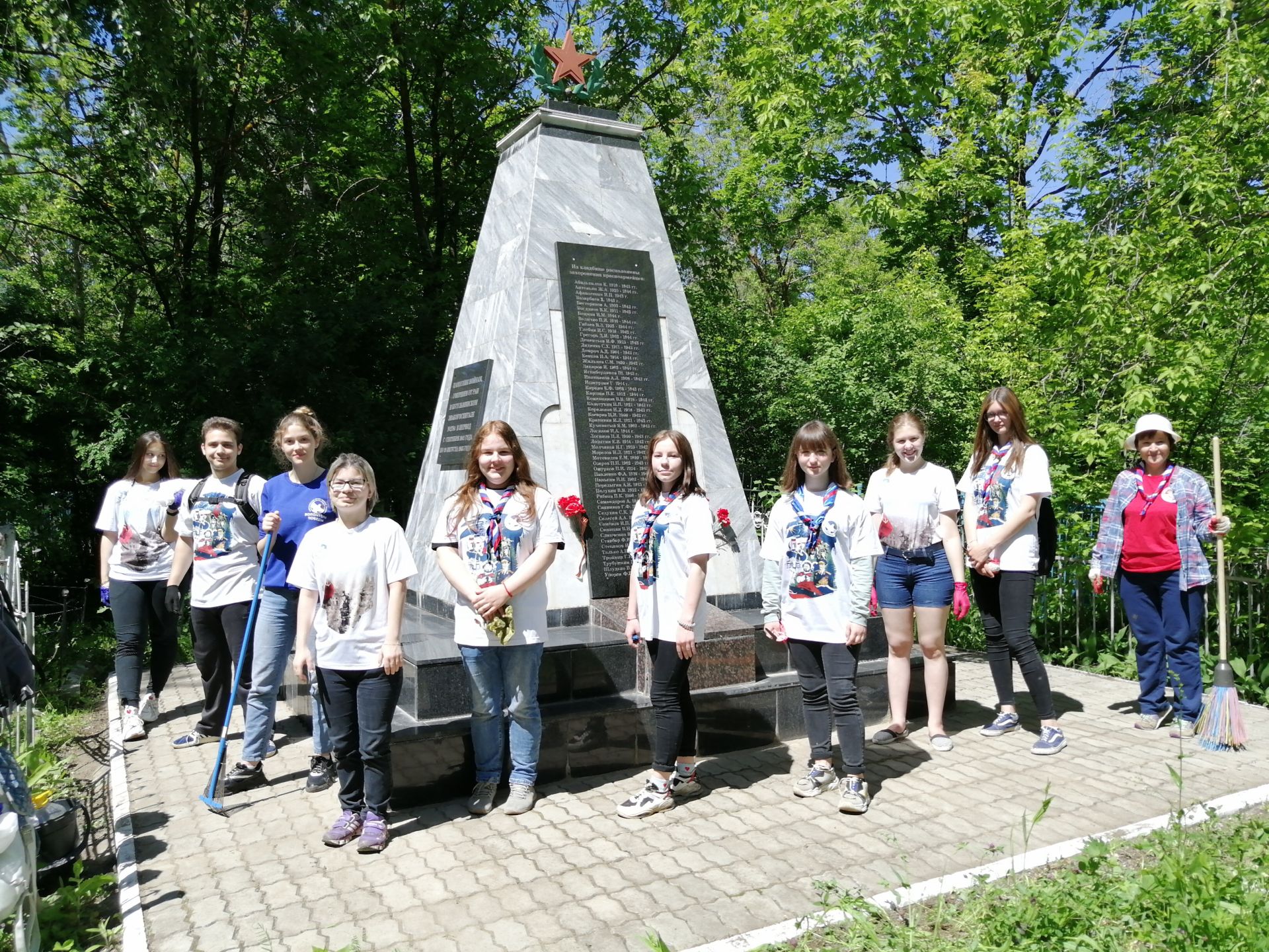 Бөгелмә волонтерлары Советлар Союзы Геройлары һәм сугышчылар җирләнгән 16 каберне чистарту өмәсе үткәрделәр