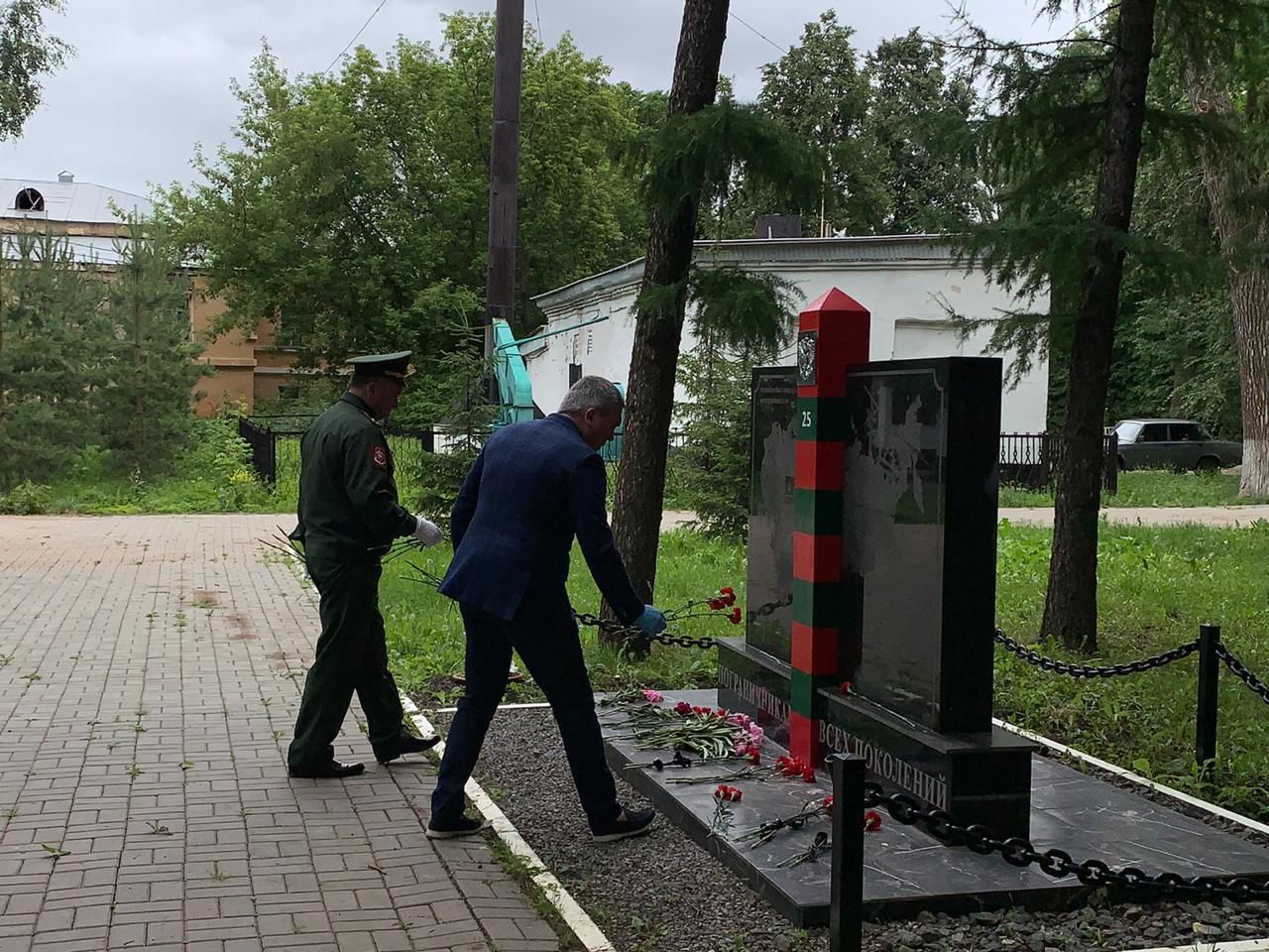 Глава Бугульминского муниципального района Линар Закиров возложил цветы к вечному огню