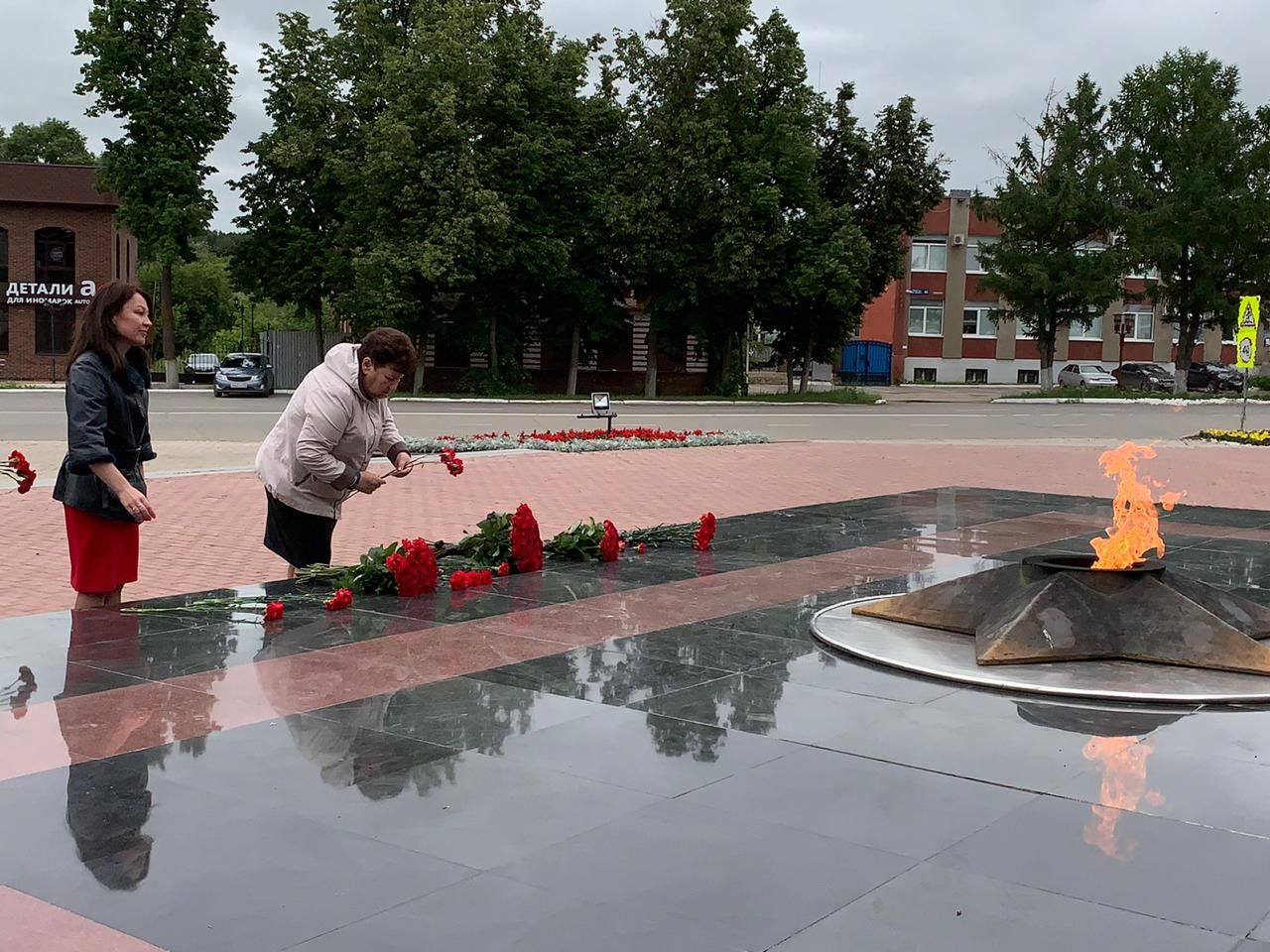 Глава Бугульминского муниципального района Линар Закиров возложил цветы к вечному огню
