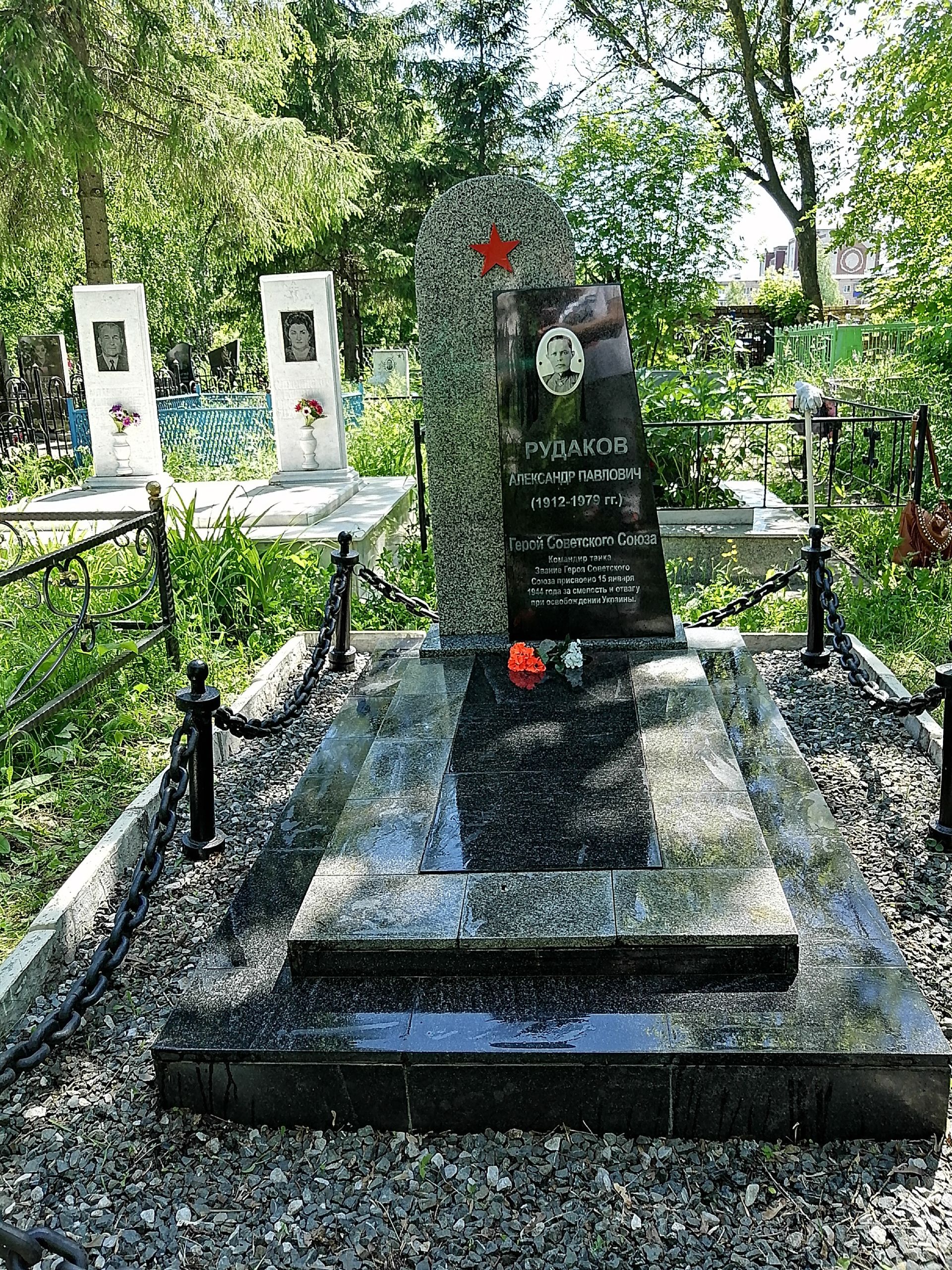 Бөгелмә волонтерлары Советлар Союзы Геройлары һәм сугышчылар җирләнгән 16 каберне чистарту өмәсе үткәрделәр