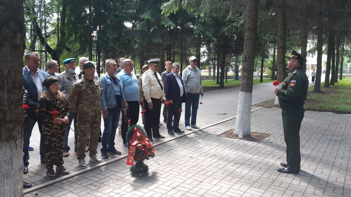 В Бугульме к Мемориалу Вечной Славы возложили цветы в честь Дня ветеранов боевых действий