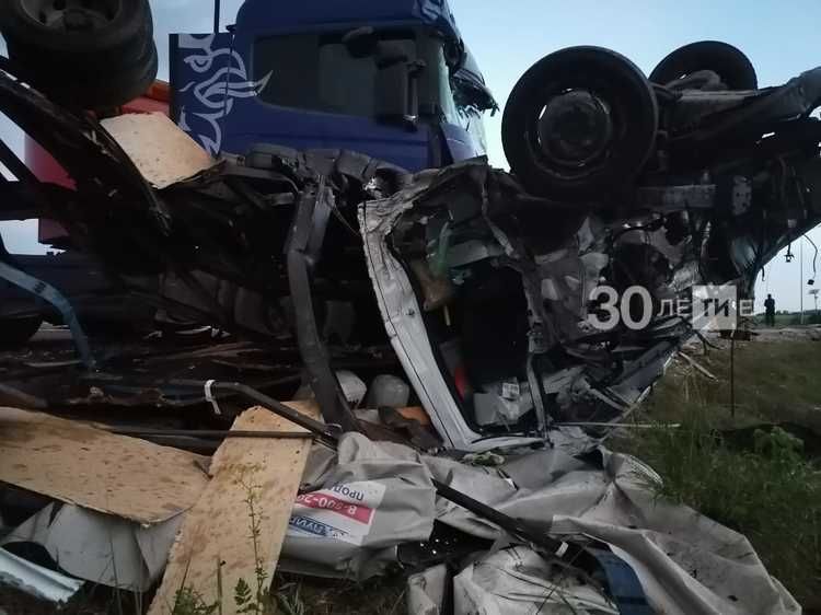 Бензовоз из Оренбурга подмял под себя «ГАЗель» на трассе в РТ, один человек погиб