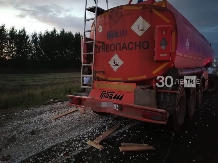Бензовоз из Оренбурга подмял под себя «ГАЗель» на трассе в РТ, один человек погиб