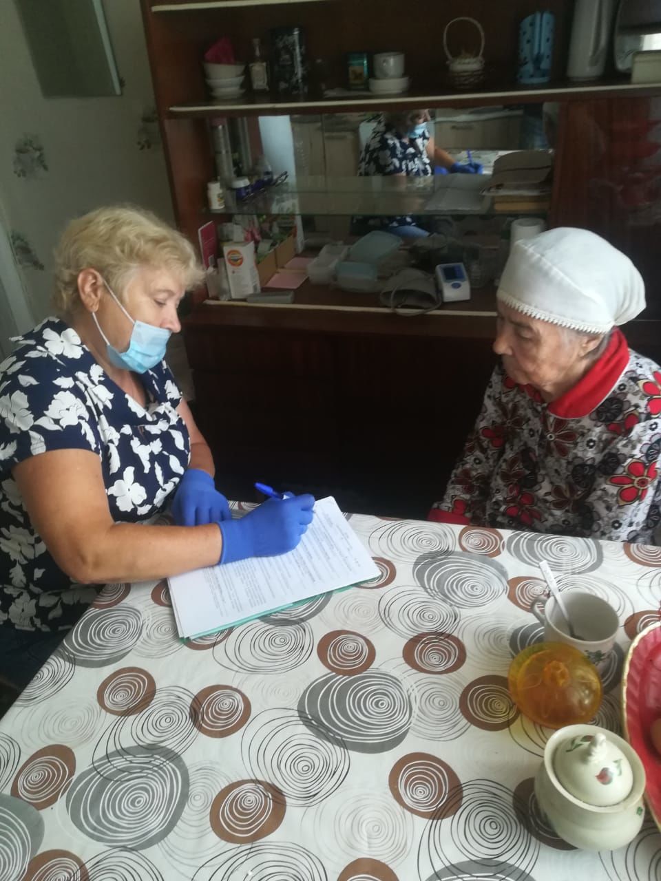 Соцработники центра «Радуга» продолжают навещать пожилых бугульминцев