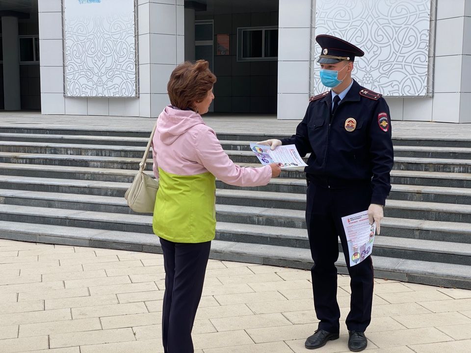 Бугульминские полицейские провели разъяснительную беседу с жителями города по профилактике мошенничества