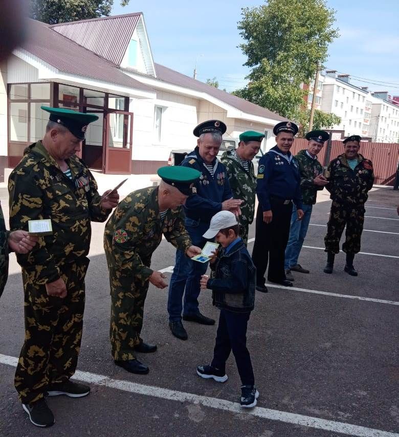 Ветераны-пограничники Бугульмы провели акцию "Помоги собраться в школу"