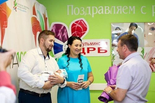 Татарстан Республикасы көнендә Бөгелмәдән яшь гаиләгә ТАССРның 100 еллыгы уңаеннан истәлек билгесе тапшырылды