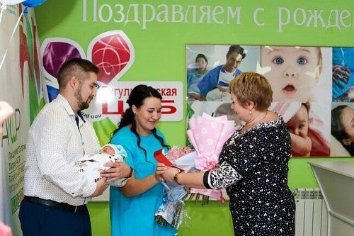 Татарстан Республикасы көнендә Бөгелмәдән яшь гаиләгә ТАССРның 100 еллыгы уңаеннан истәлек билгесе тапшырылды