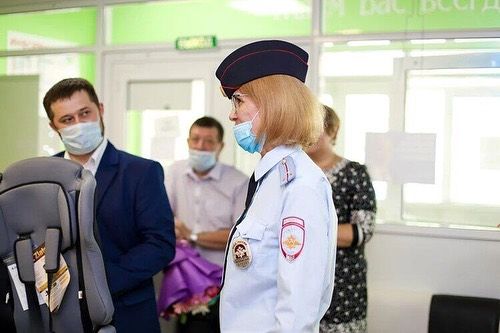Татарстан Республикасы көнендә Бөгелмәдән яшь гаиләгә ТАССРның 100 еллыгы уңаеннан истәлек билгесе тапшырылды