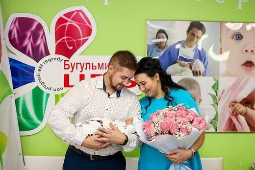 Татарстан Республикасы көнендә Бөгелмәдән яшь гаиләгә ТАССРның 100 еллыгы уңаеннан истәлек билгесе тапшырылды