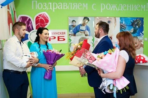 Татарстан Республикасы көнендә Бөгелмәдән яшь гаиләгә ТАССРның 100 еллыгы уңаеннан истәлек билгесе тапшырылды
