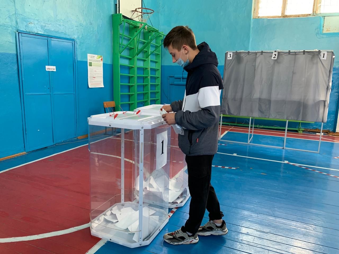 Будущий геодезист впервые проголосовал на своем избирательном участке