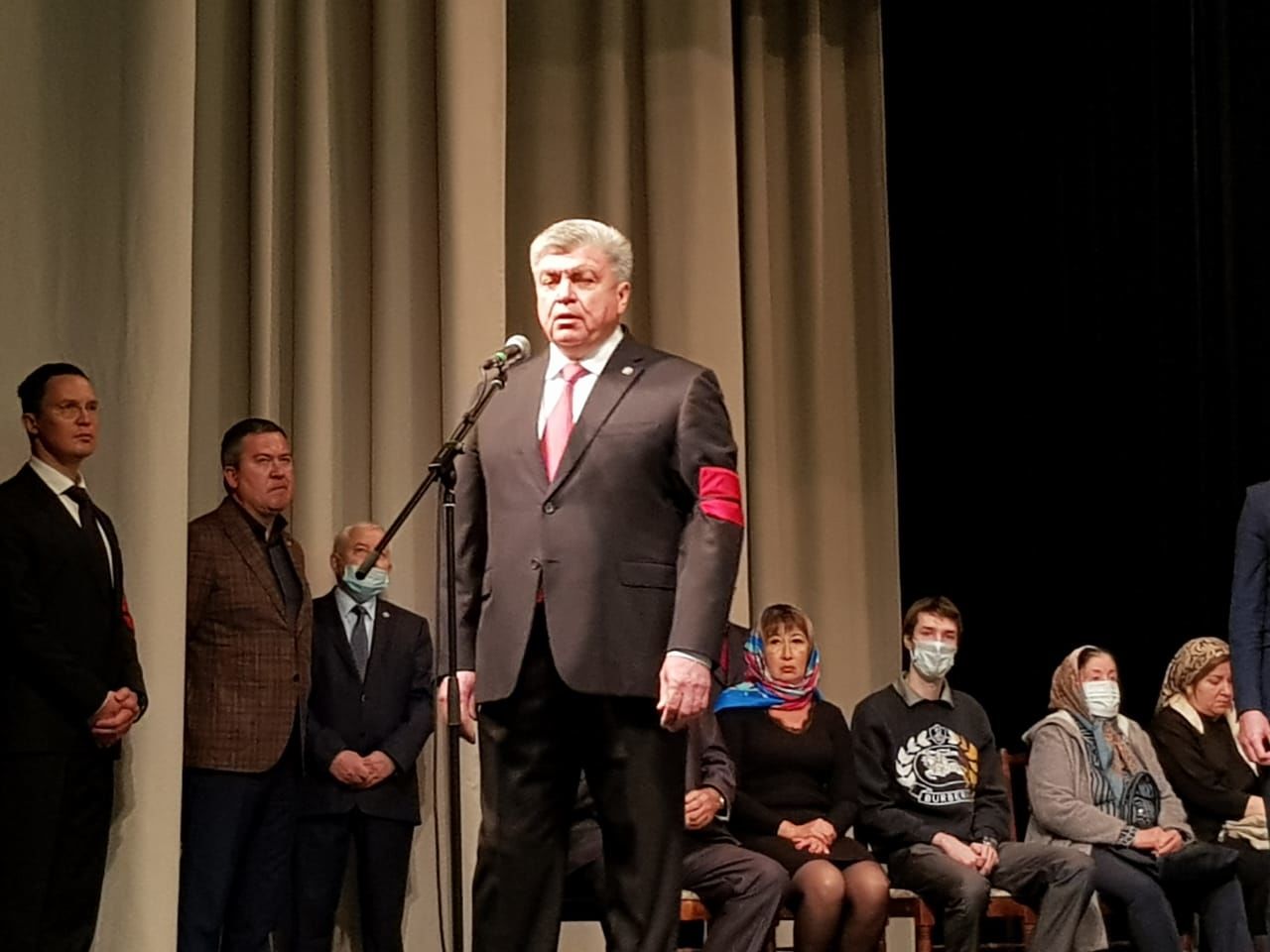 Сотни людей пришли проститься с бывшим генеральным директором «ТНГ-Групп» Ринатом Харисовым