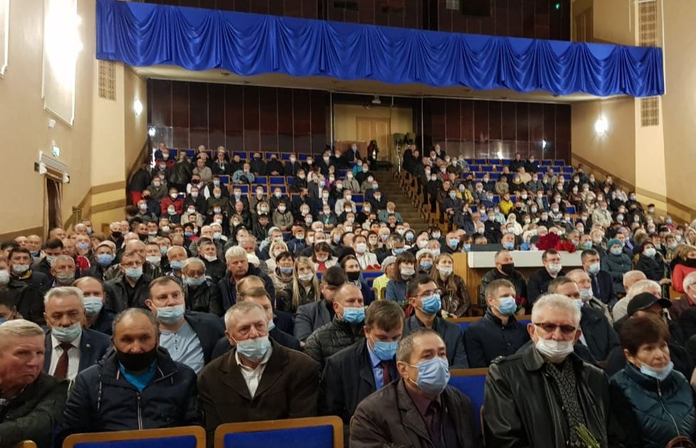 Сотни людей пришли проститься с бывшим генеральным директором «ТНГ-Групп» Ринатом Харисовым