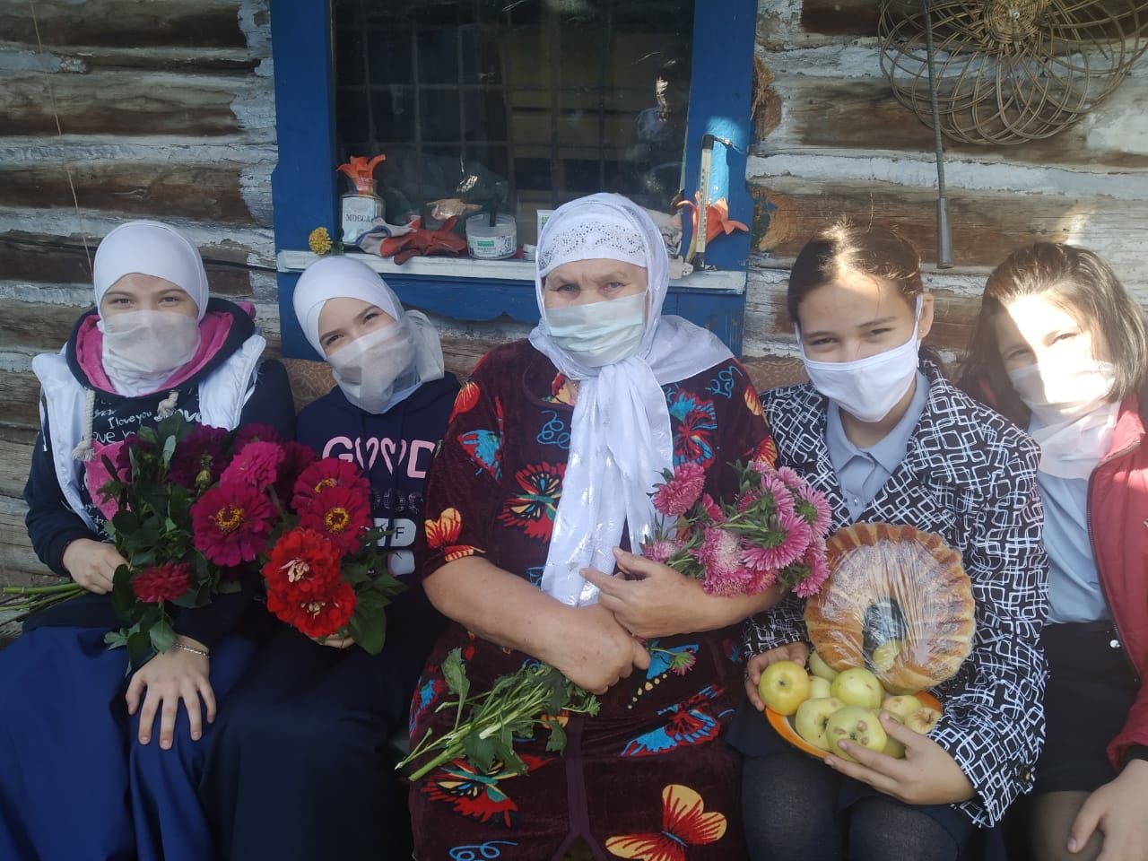 В Бугульминском районе школьники поздравили пожилых с предстоящим праздником
