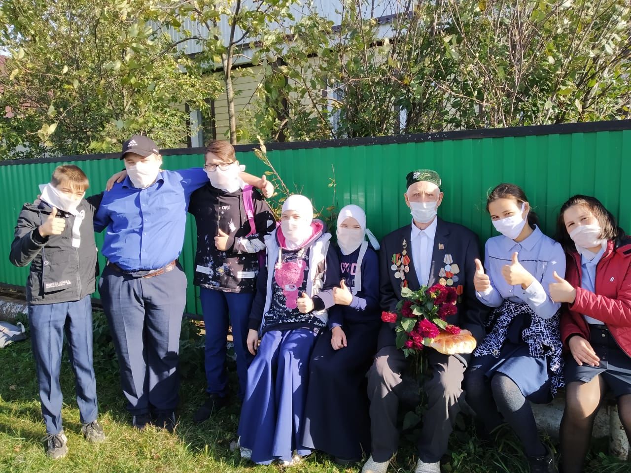В Бугульминском районе школьники поздравили пожилых с предстоящим праздником