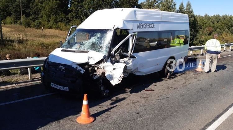 Шесть человек пострадали в аварии с автобусом и легковушкой на трассе в РТ