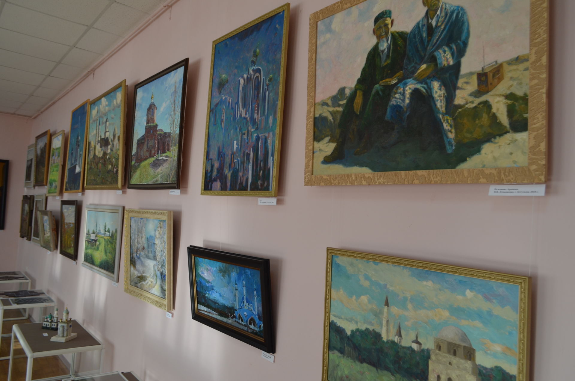 В Бугульминском краеведческом музее работает выставка картин «Диалог религий и культур»