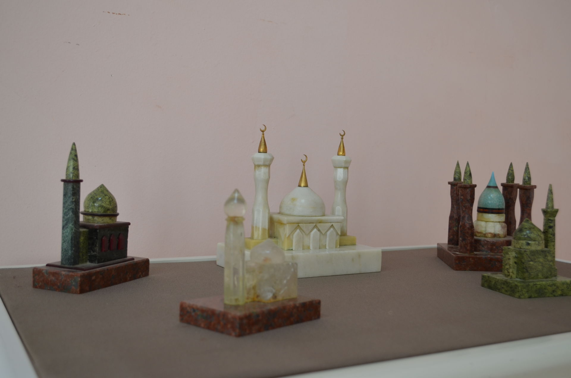 В Бугульминском краеведческом музее работает выставка картин «Диалог религий и культур»