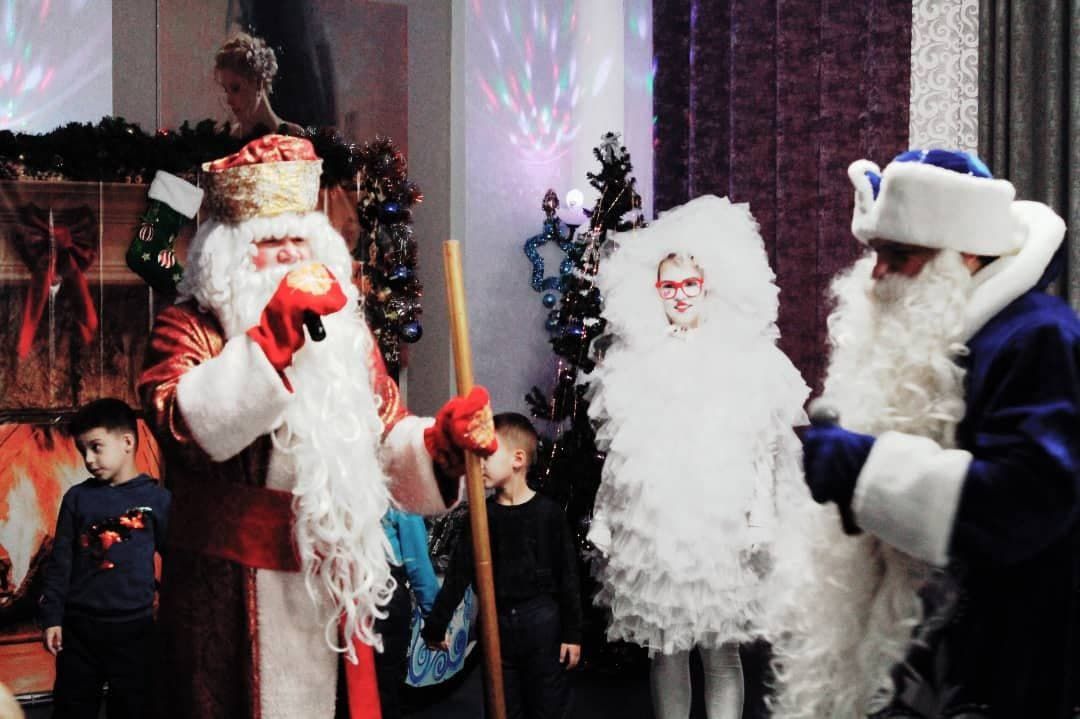Сказочная резиденция Деда Мороза в Доме техники встречает бугульминских ребят