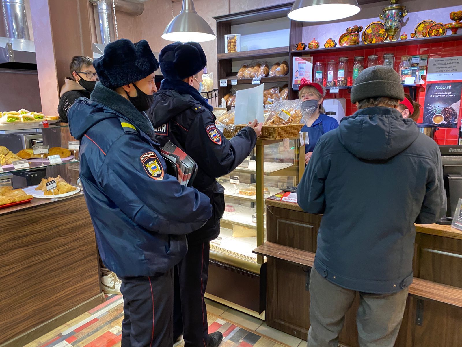 Полицейские Бугульмы провели работу с населением, как не стать жертвой мошенничества